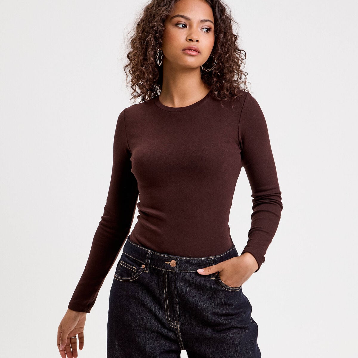 T-shirt cintré col rond manches longues marron foncé femme