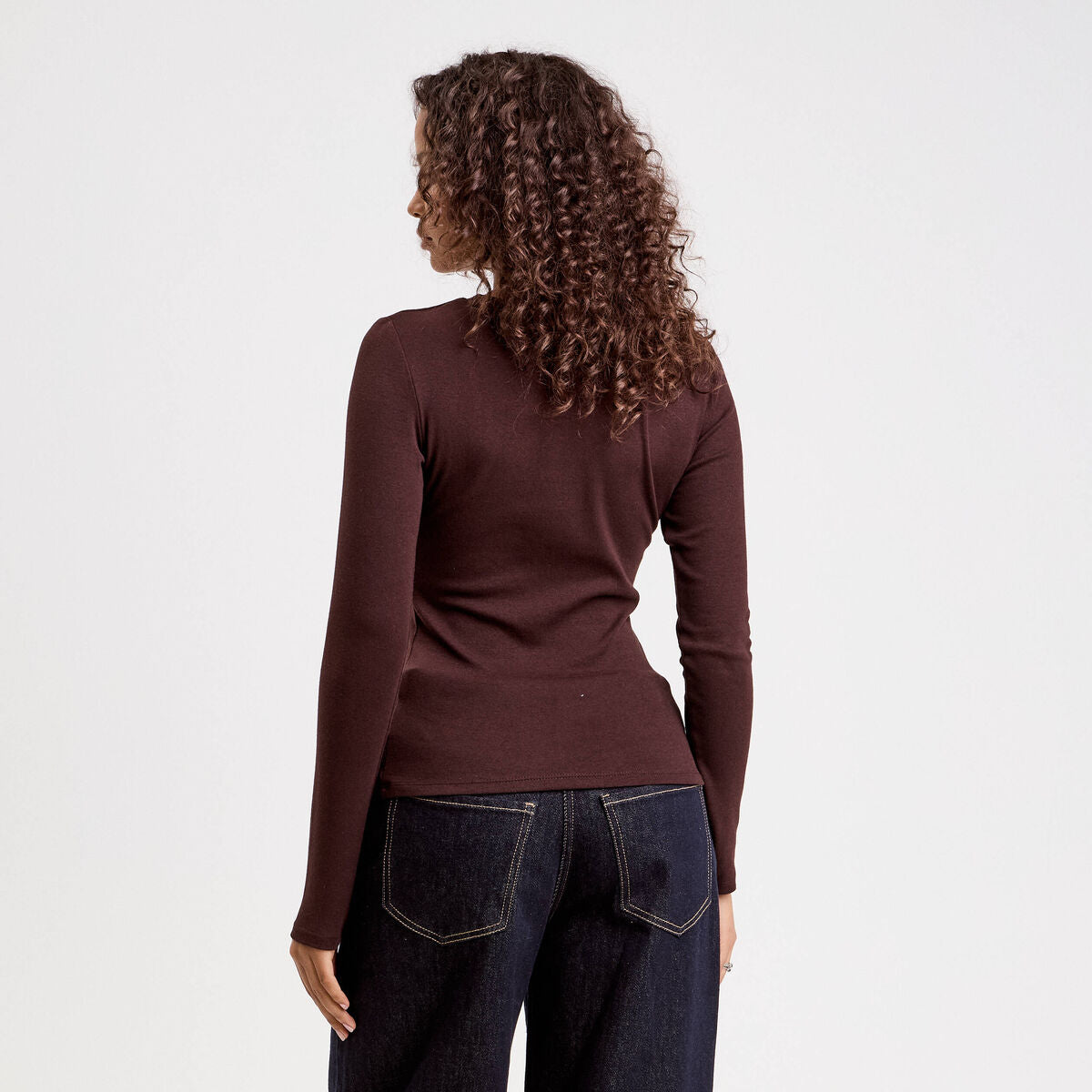 T-shirt cintré col rond manches longues marron foncé femme