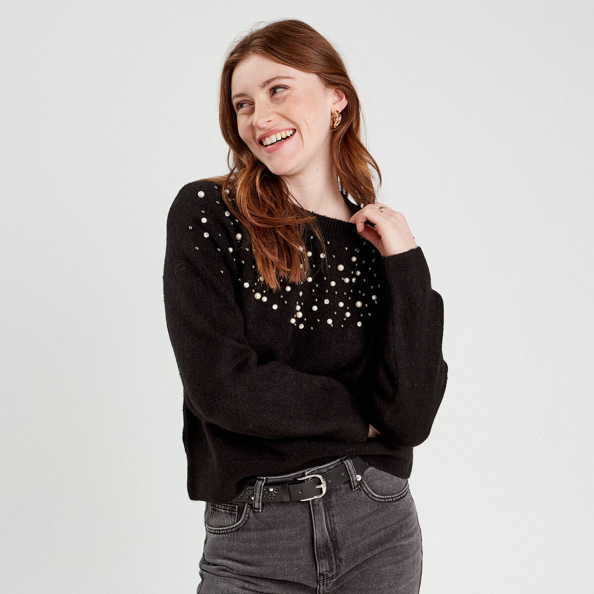 Pull perles et détails bijoux noir femme