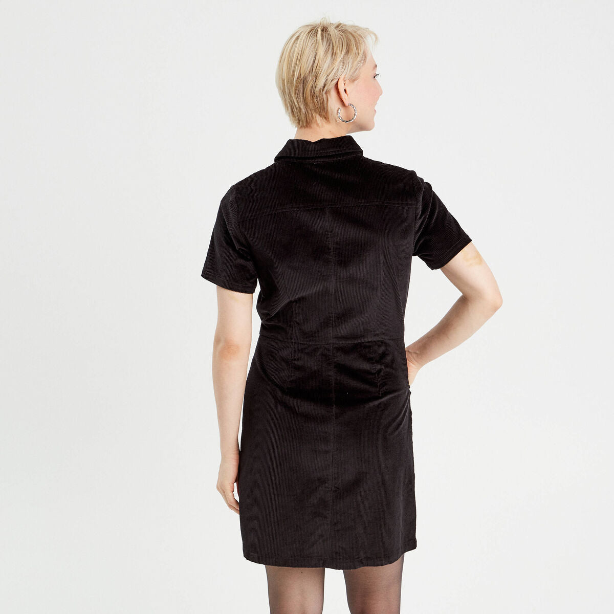 Robe cintrée boutonnée velours noir femme