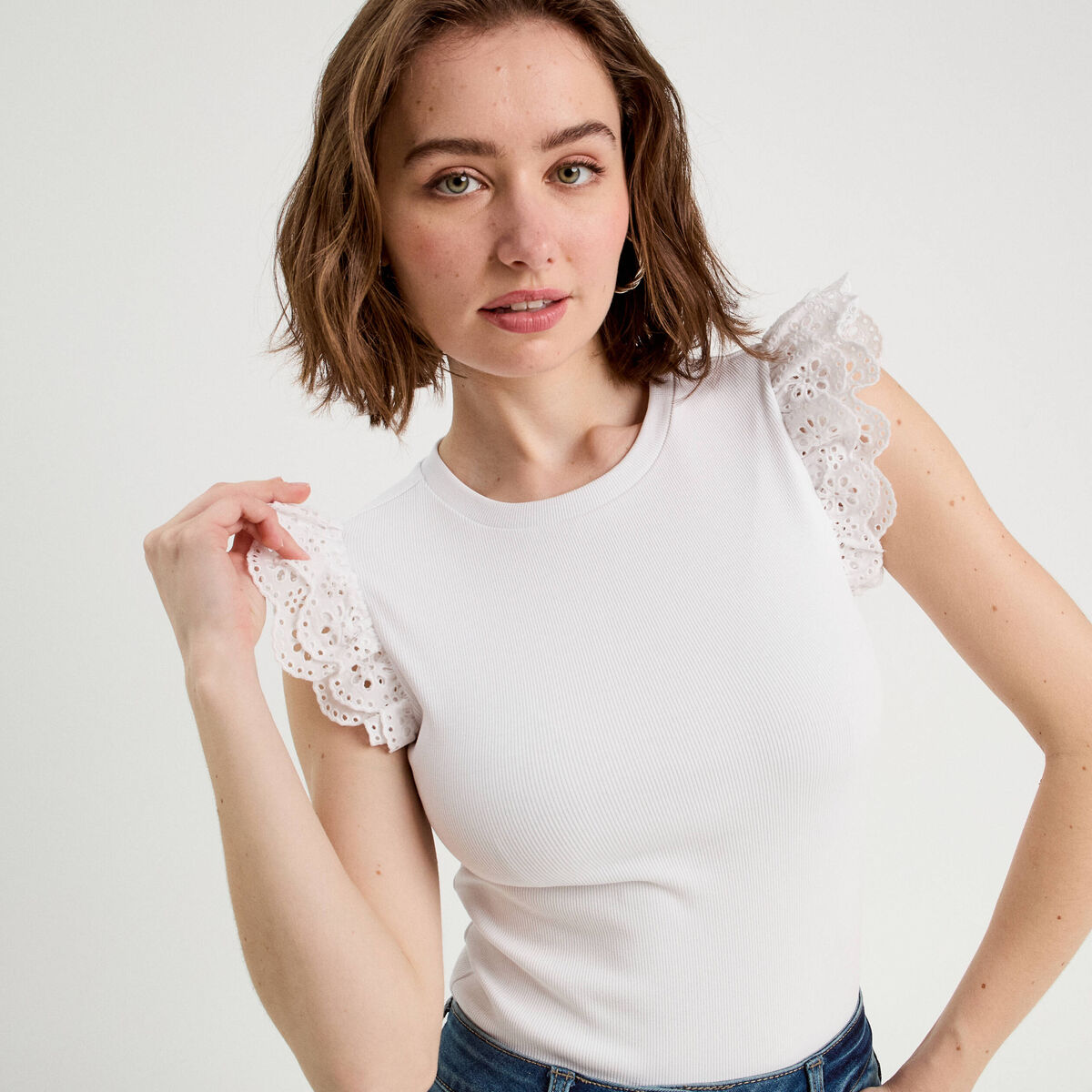 Débardeur volants brodés blanc femme