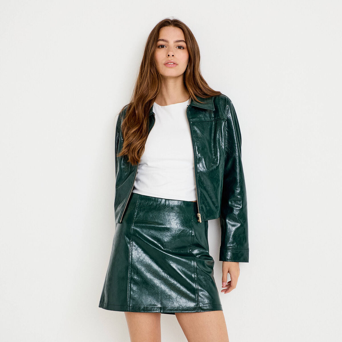 Jupe droite courte en similicuir vert foncé femme