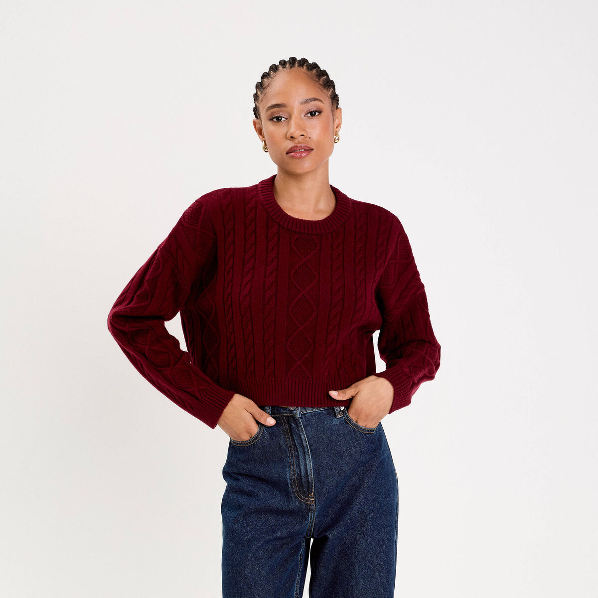 Pull avec torsades rouge foncé femme