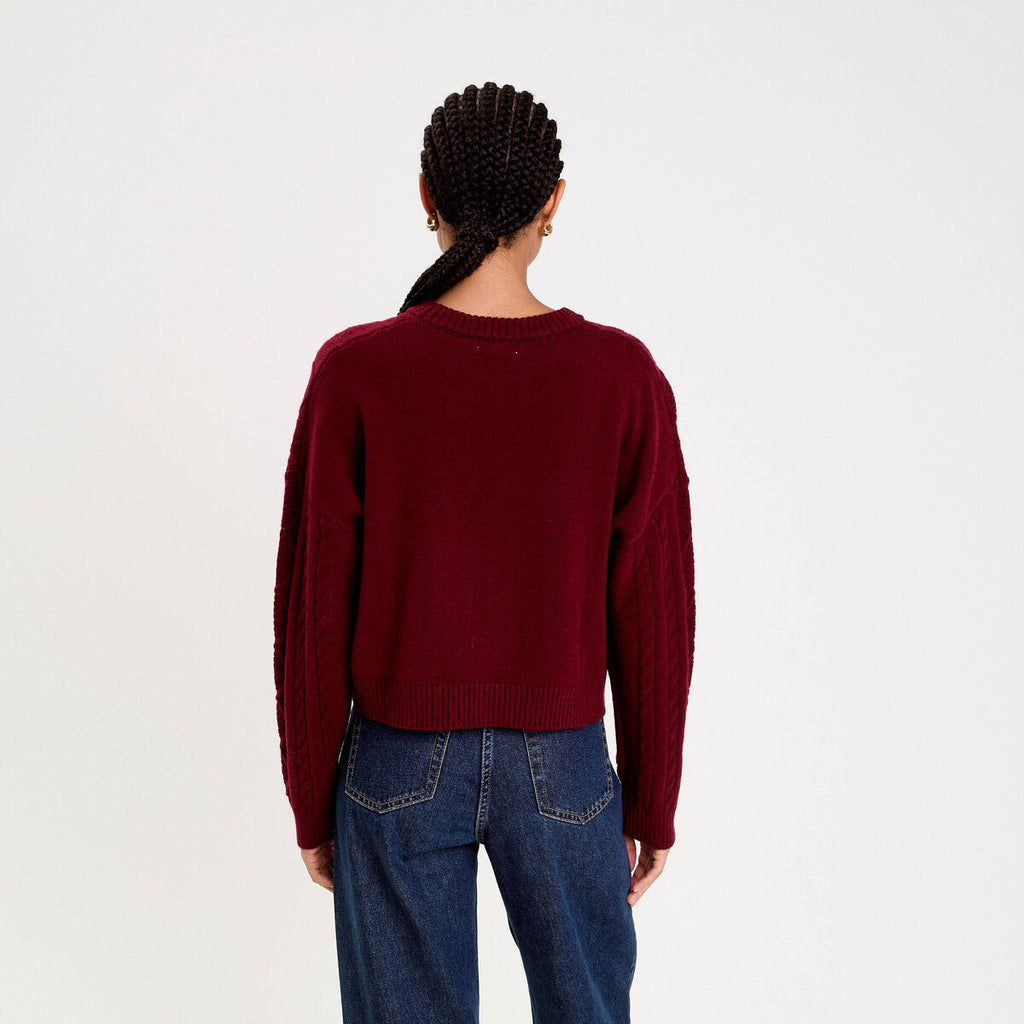 Pull avec torsades rouge foncé femme