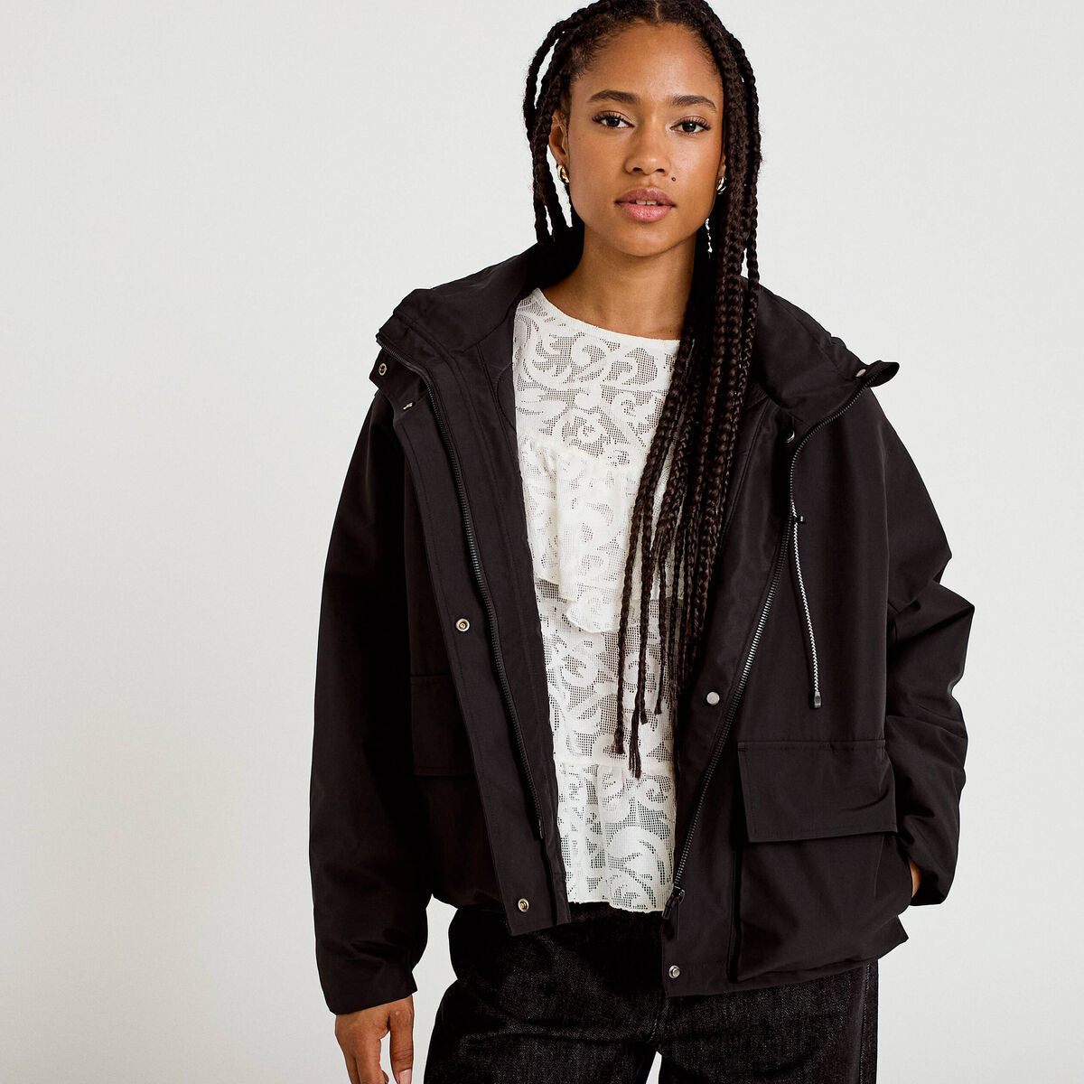 Veste courte bas resserré à capuche noir femme