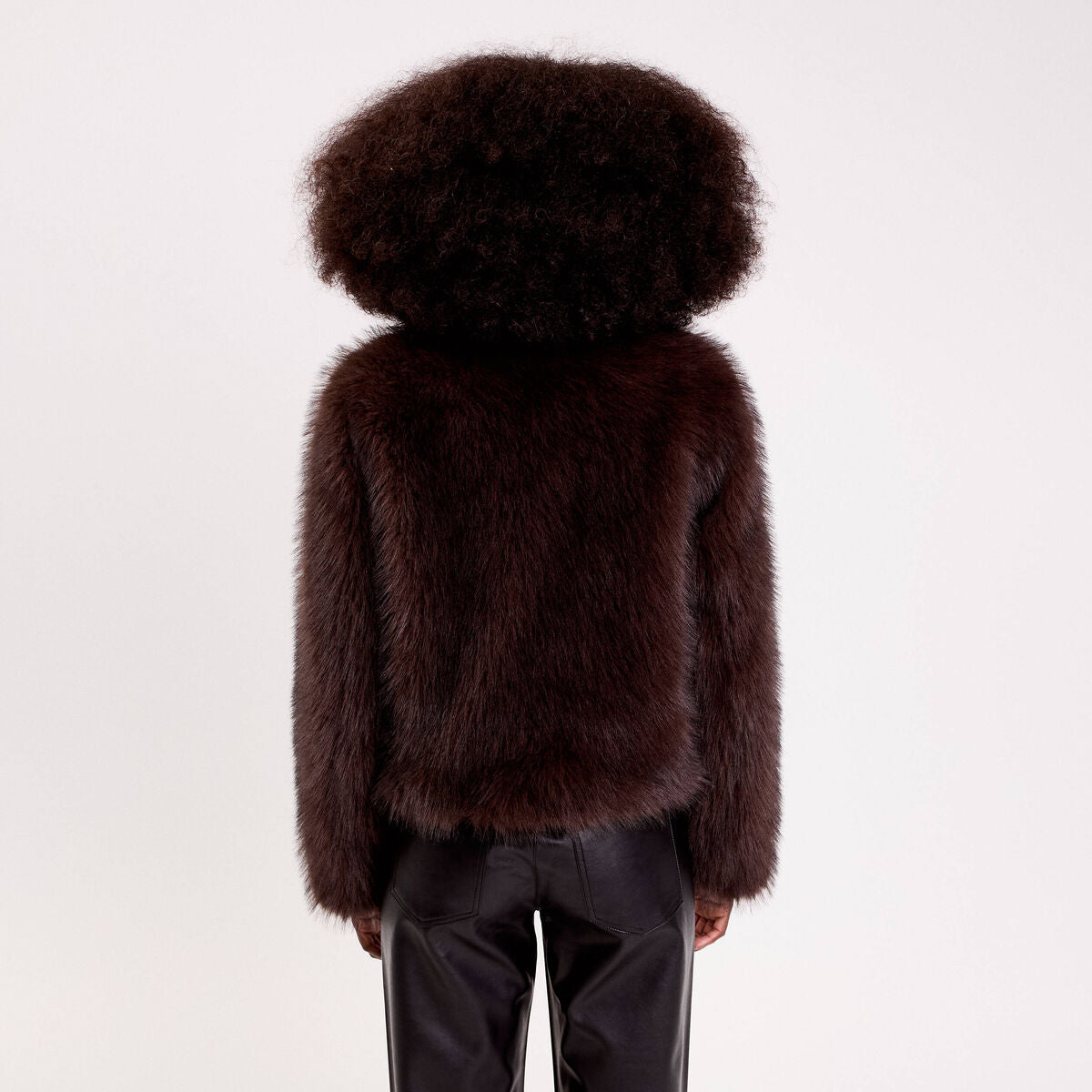 Veste courte en fausse fourrure marron foncé femme