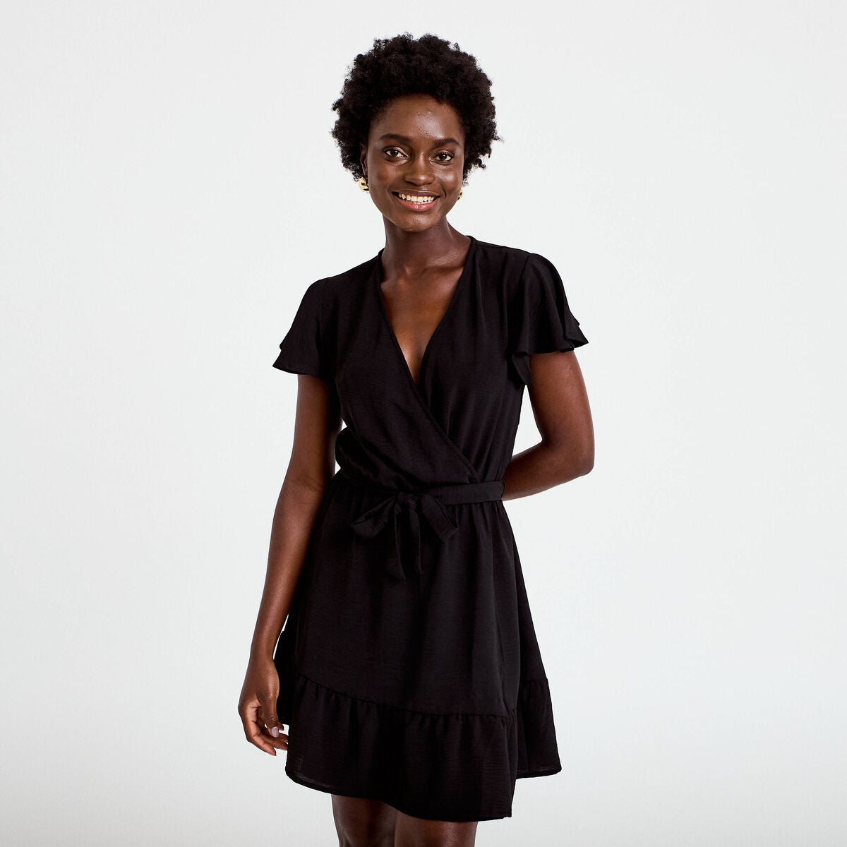 Robe courte évasée col v manches courtes noir femme