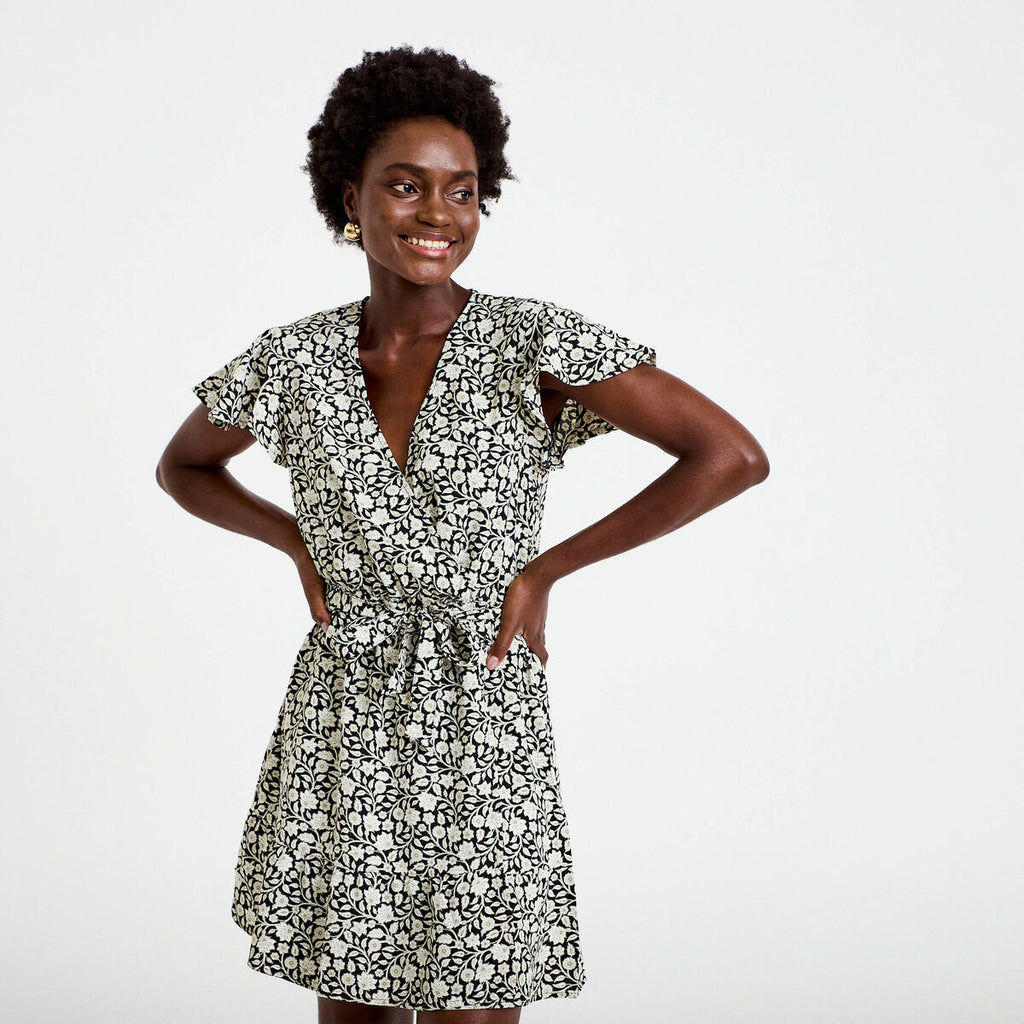 Robe courte évasée col v manches courtes noir femme