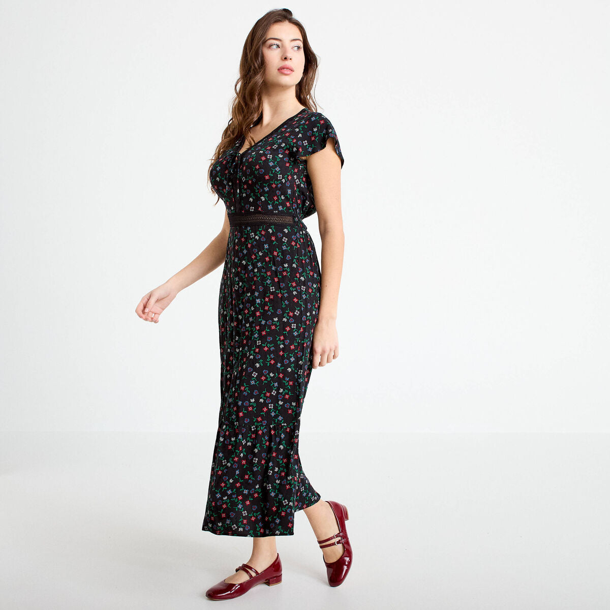 Robe longue évasée en dentelle col v noir femme