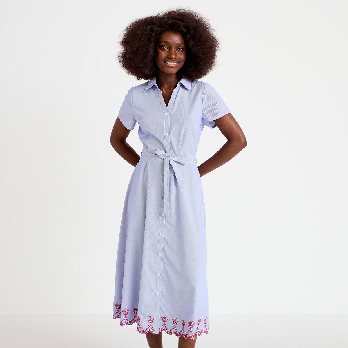 Robe longué brodée manches courtes bleu roi femme