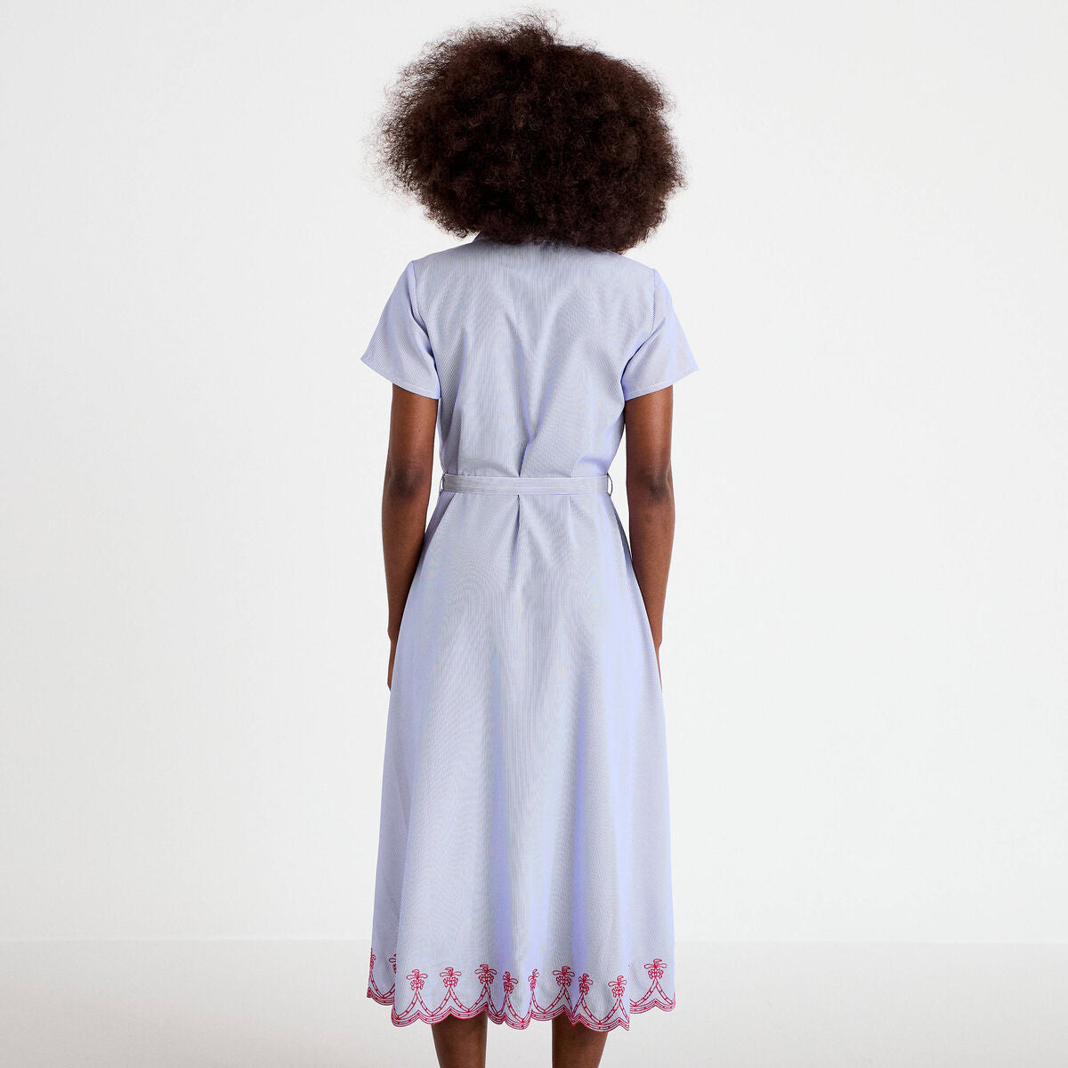 Robe longué brodée manches courtes bleu roi femme