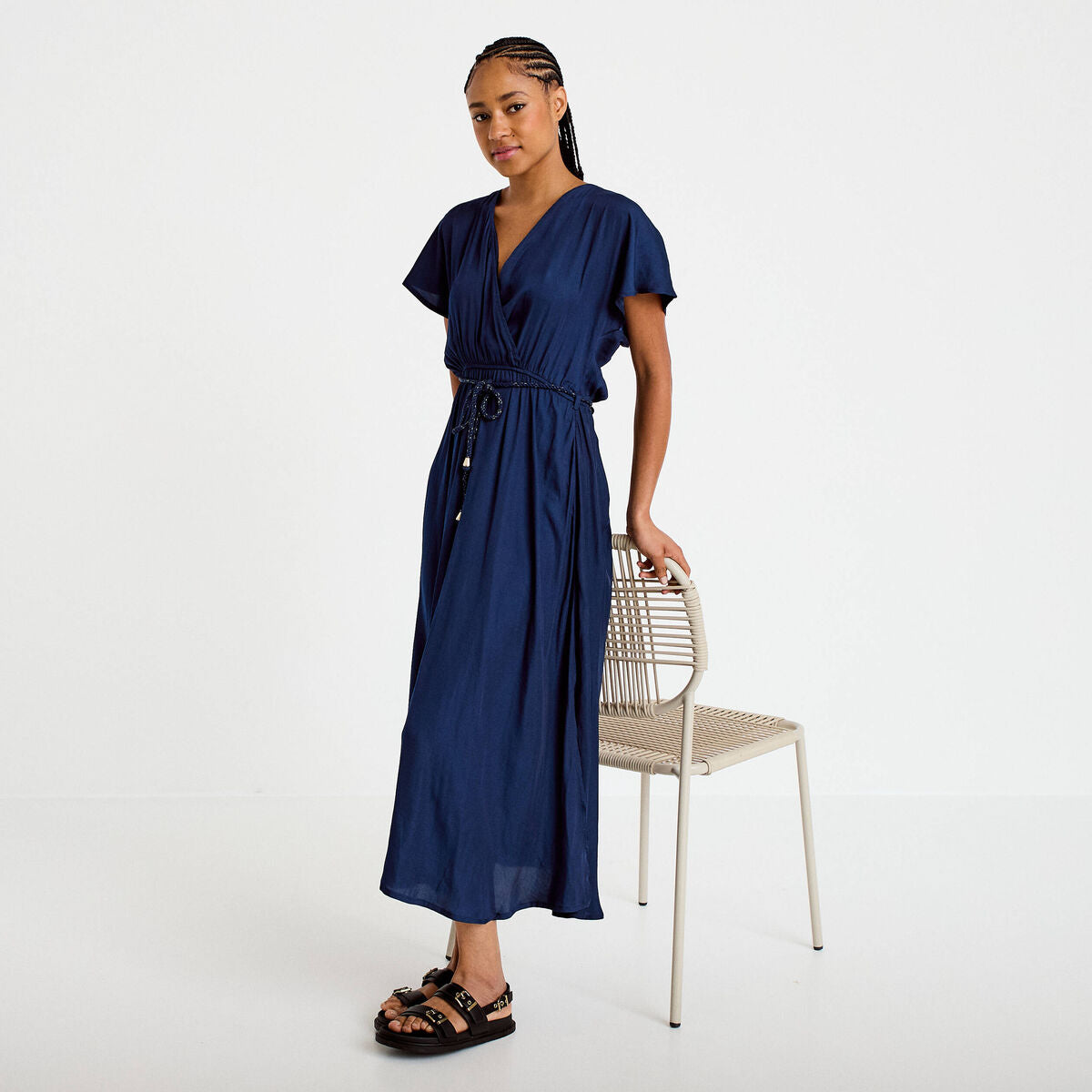 Robe longue évasée col v satinée bleu marine femme