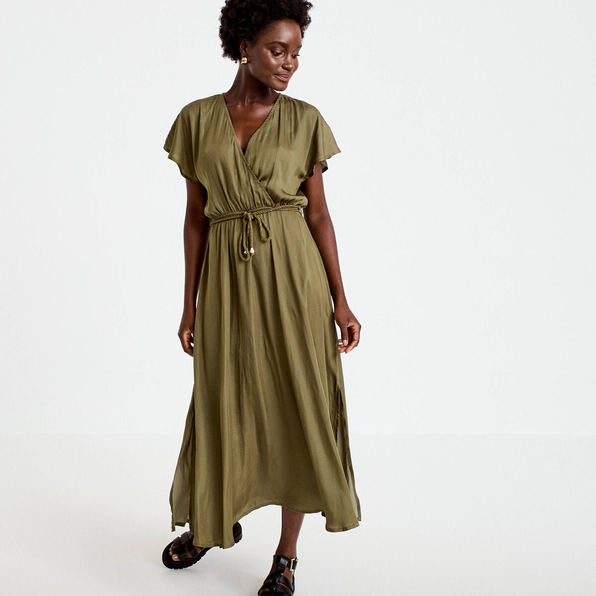 Robe longue évasée col v satinée vert kaki femme