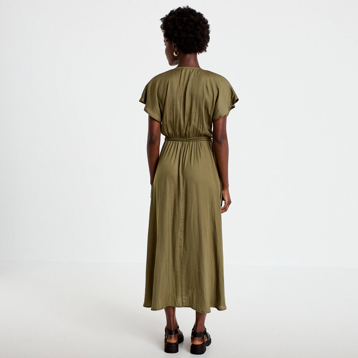 Robe longue évasée col v satinée vert kaki femme