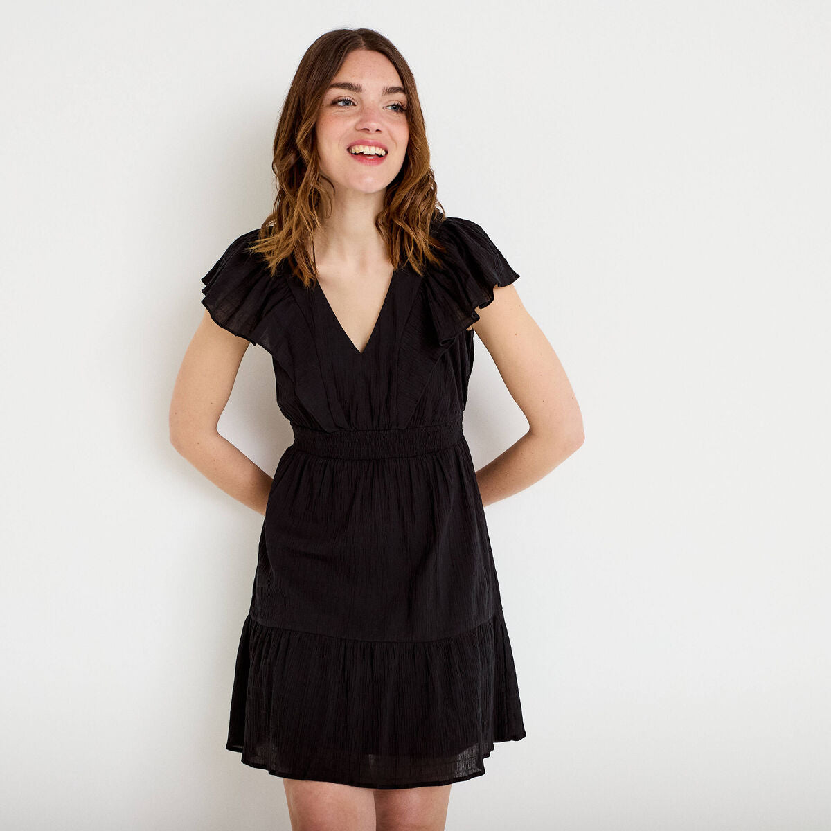 Robe courte évasée col v manches courtes noir femme