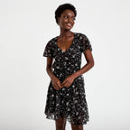 Robe courte évasée en dentelle col v noir femme