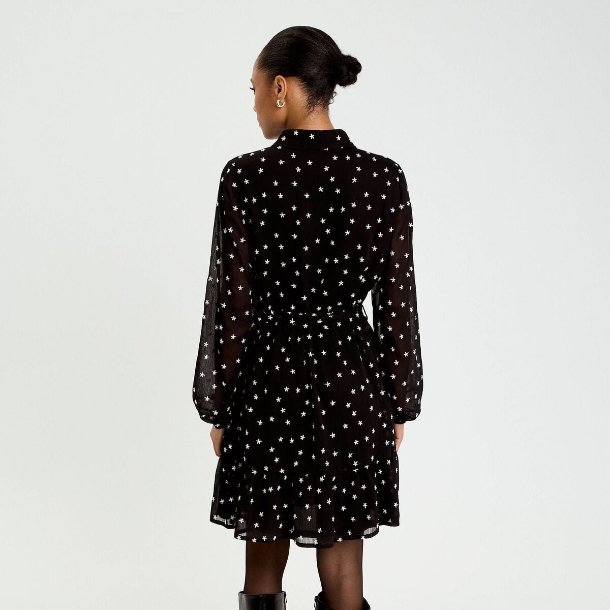 Robe brodée évasée manches longues noir femme