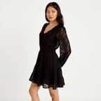 Robe courte évasée en dentelle col v noir femme