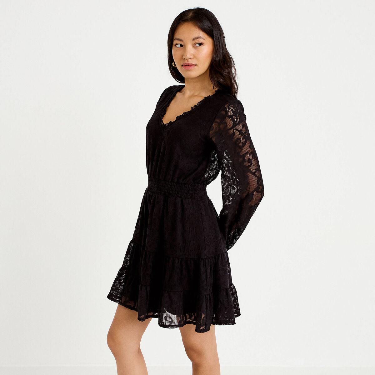 Robe courte évasée en dentelle col v noir femme