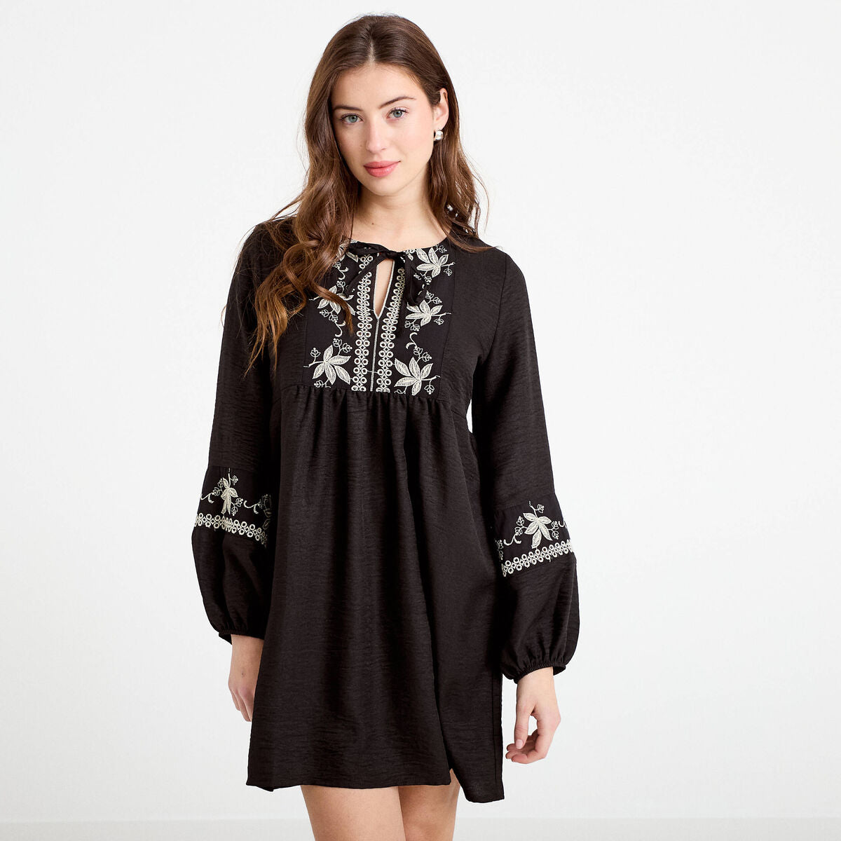 Robe brodée en crêpe noir femme