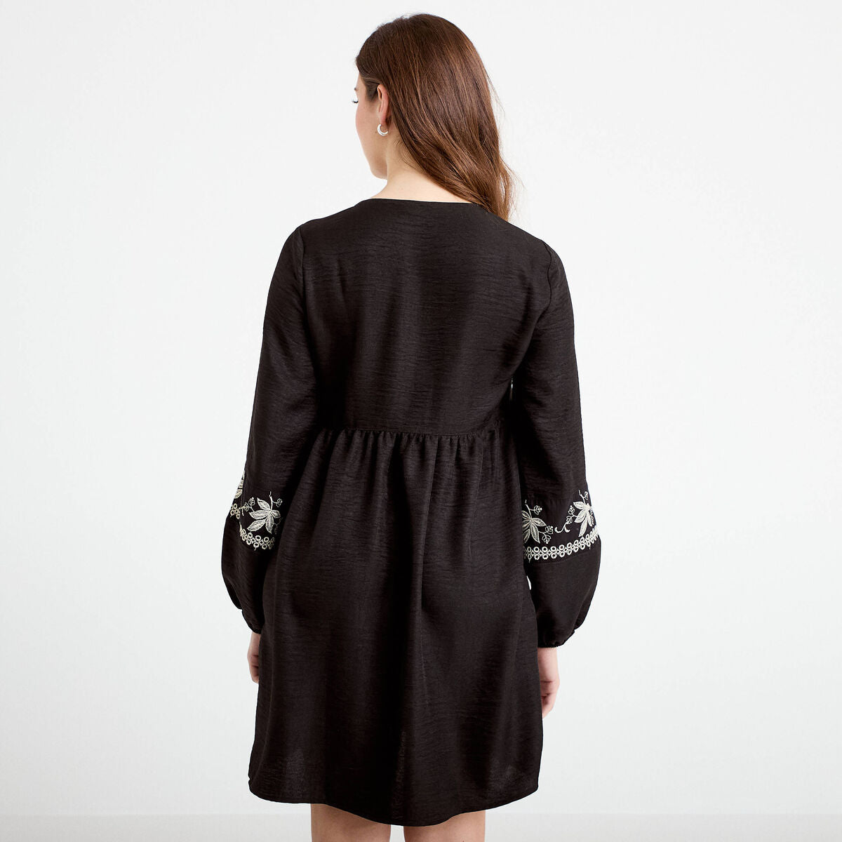 Robe brodée en crêpe noir femme