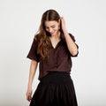 Chemise droite cropped manches courtes marron foncé femme