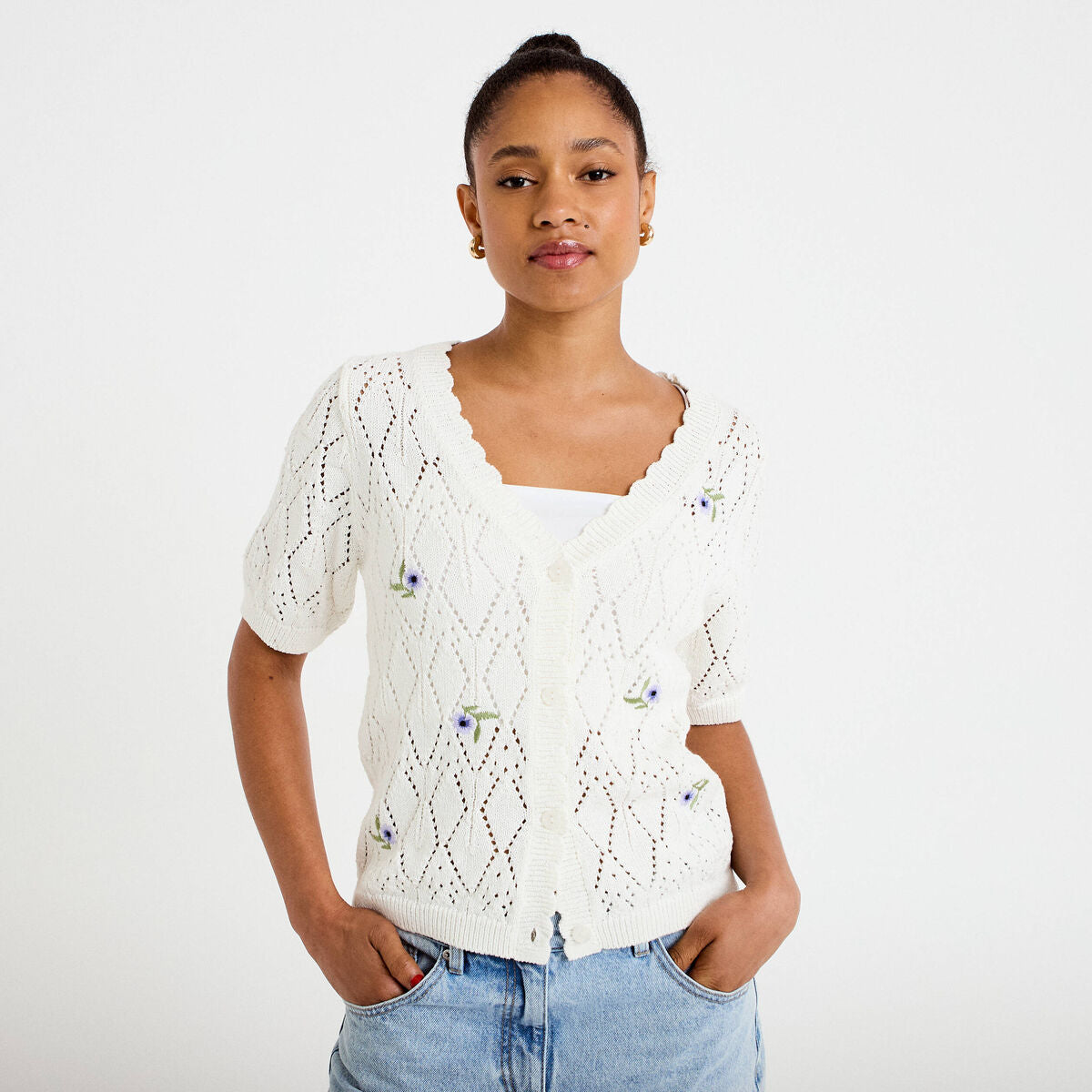 Gilet col v manches courtes brodé ecru femme