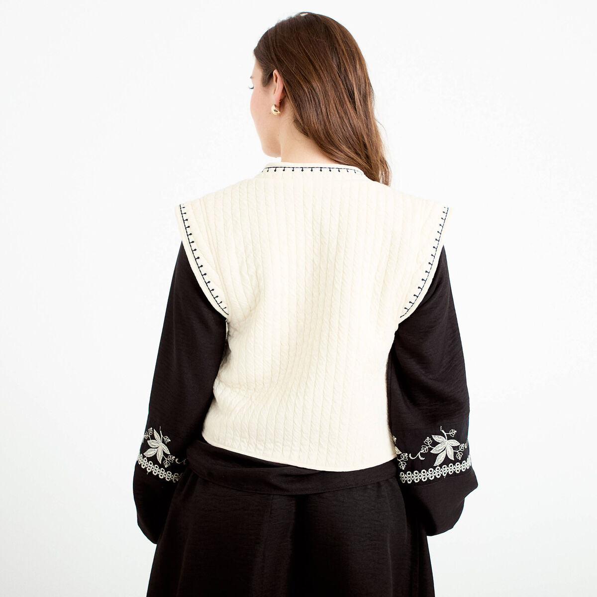 Veste sans manches brodée ecru femme