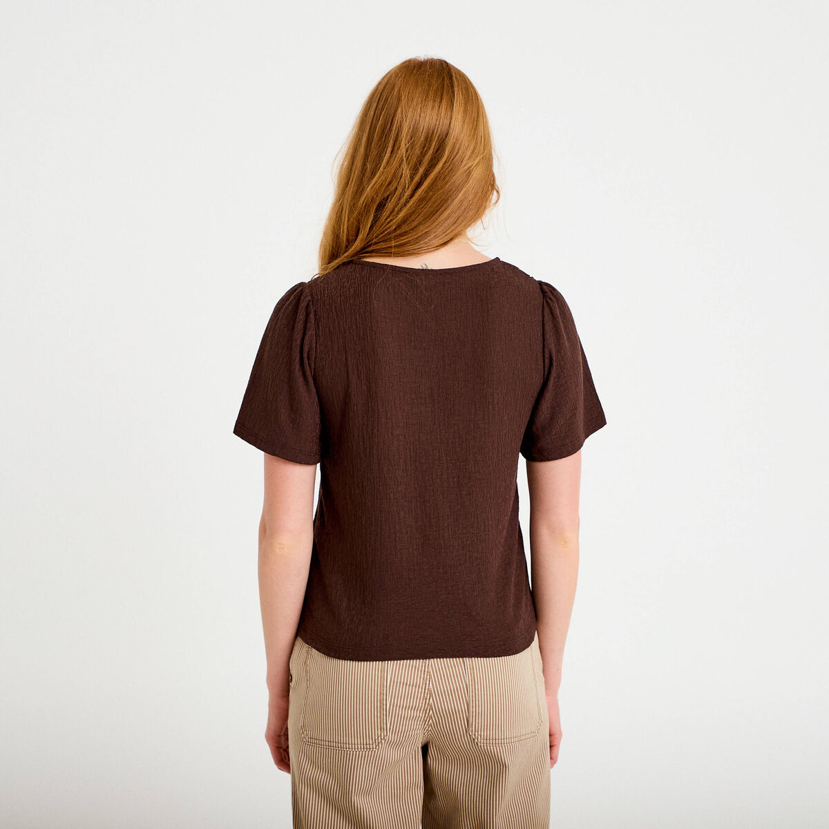 T-shirt manches courtes aspect dentelle marron foncé femme