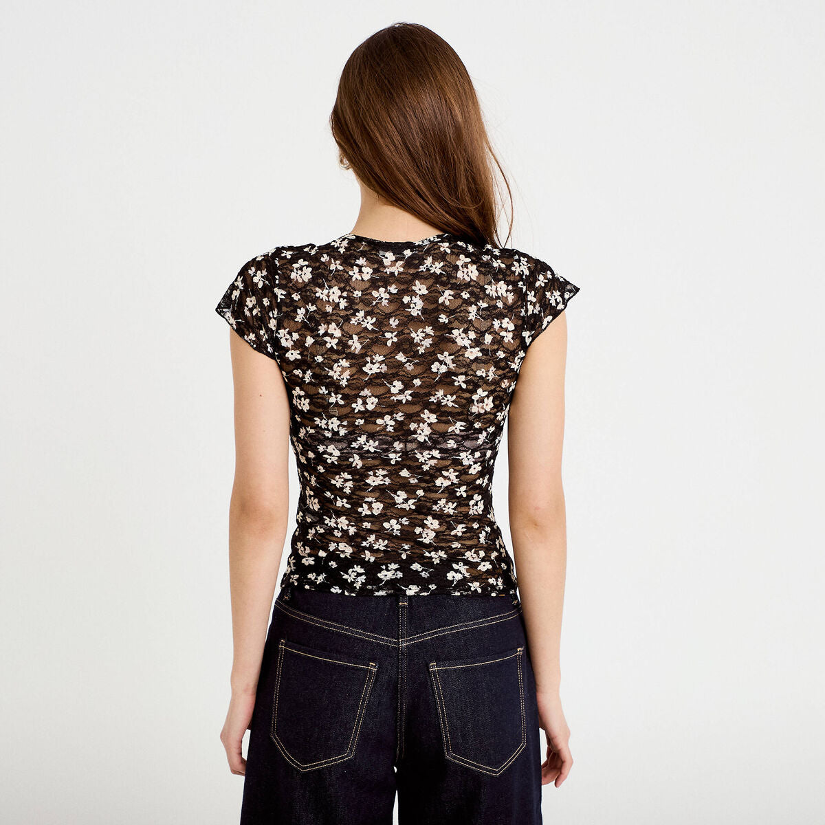 T-shirt ajusté court décolleté dentelle noir femme
