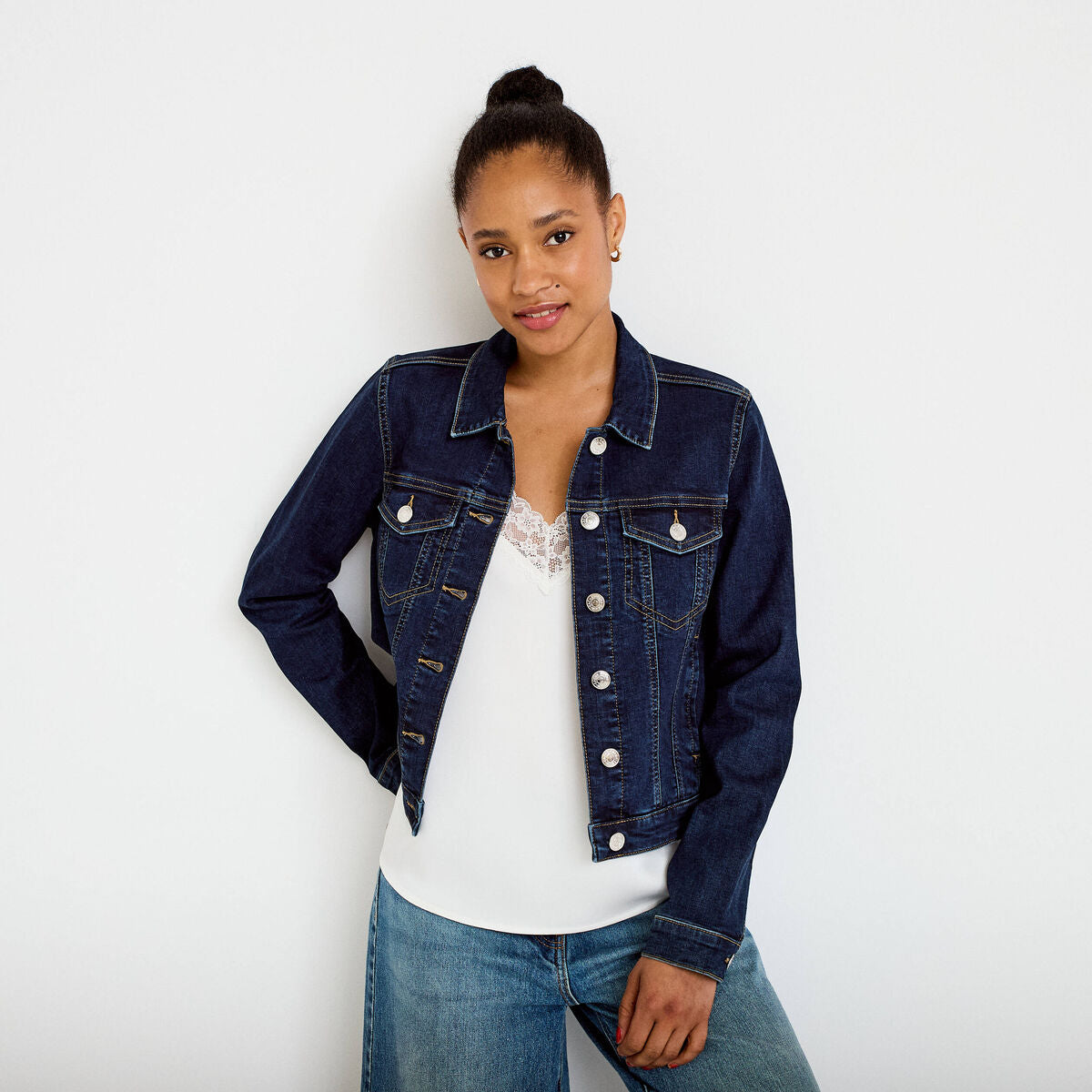 Veste cintrée en jean col classique denim brut femme