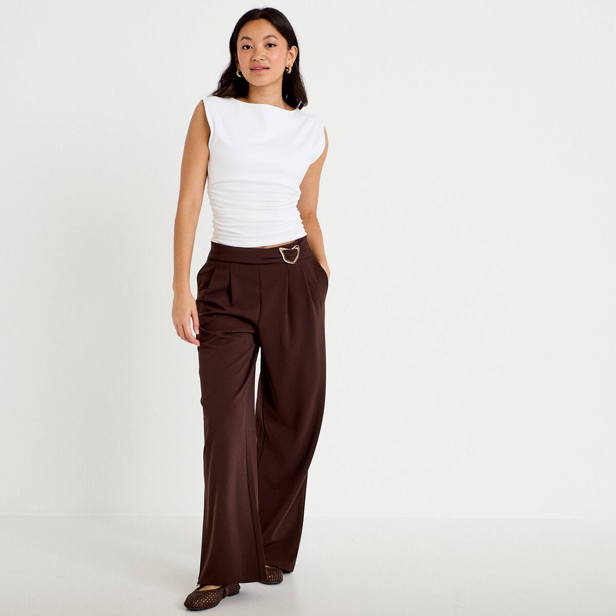 Pantalon large avec ceinture à bijou marron foncé femme