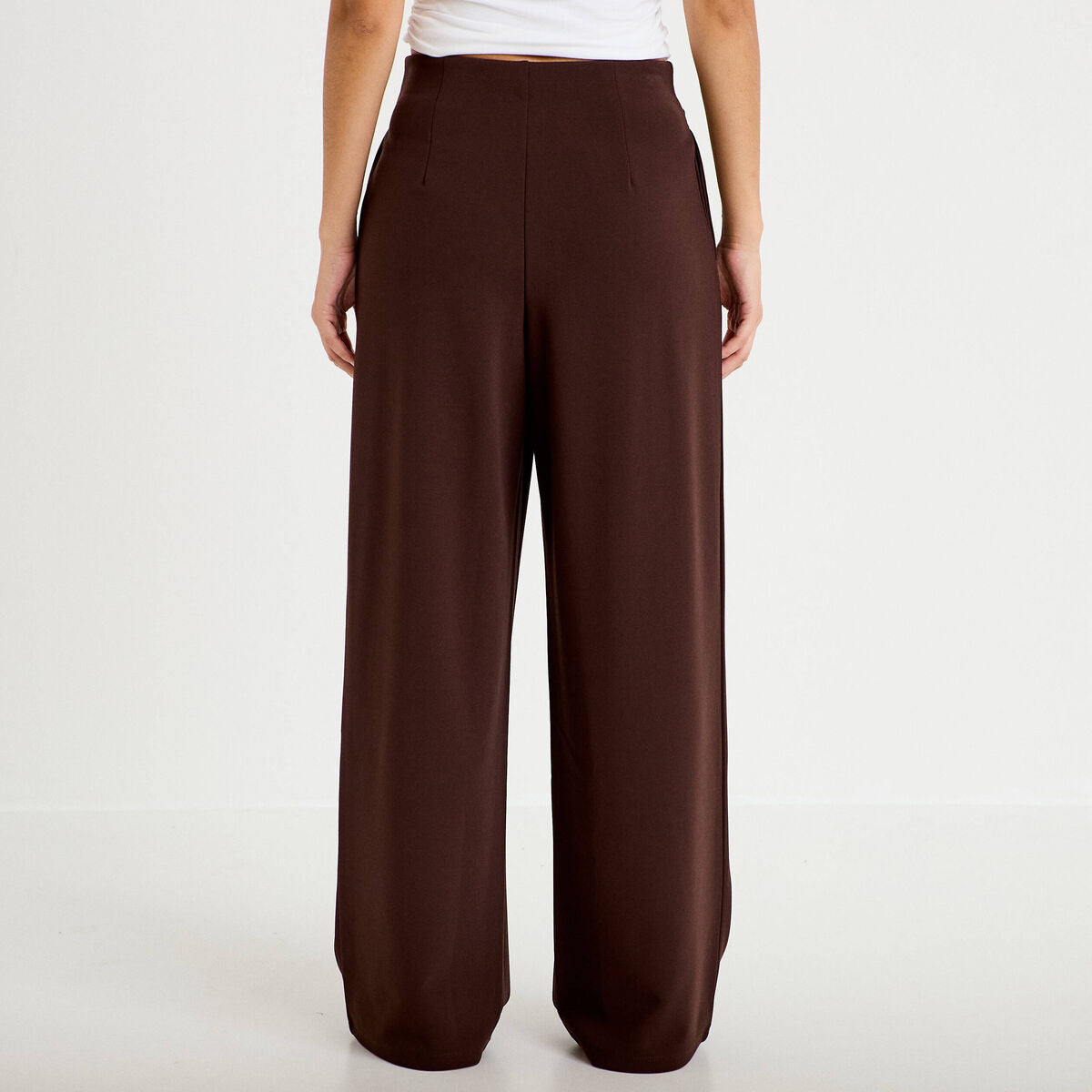 Pantalon large avec ceinture à bijou marron foncé femme