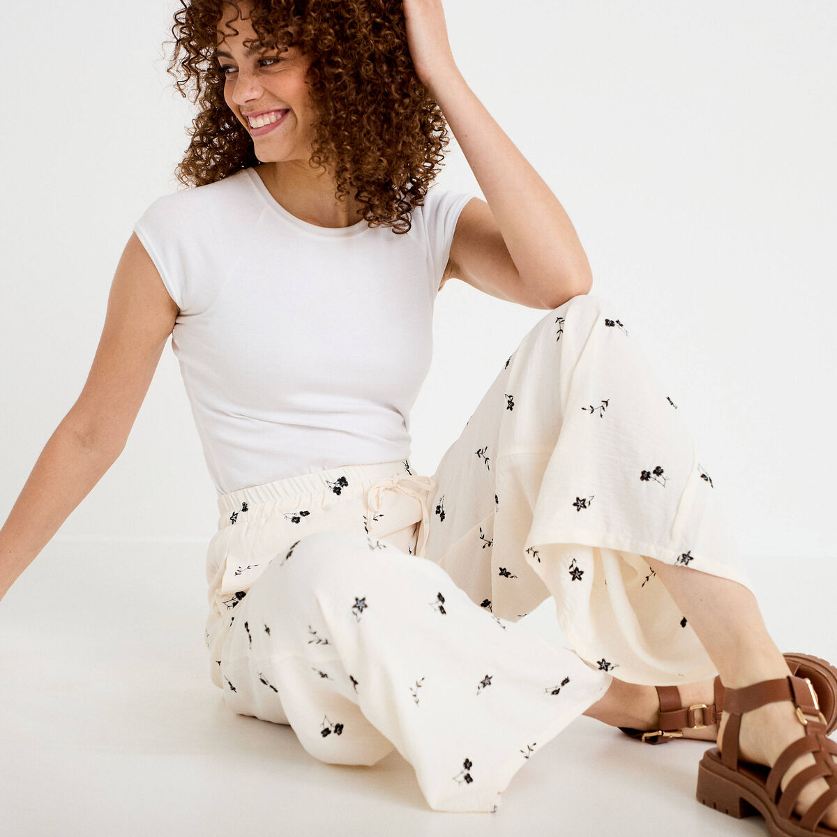 Pantalon large brodé taille standard blanc femme