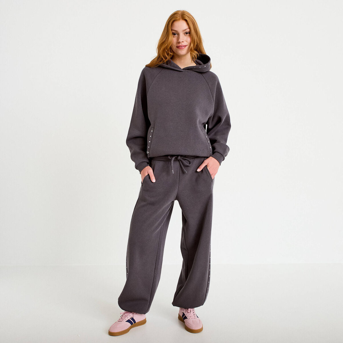 Jogging à détails cloutés taille basse gris foncé femme