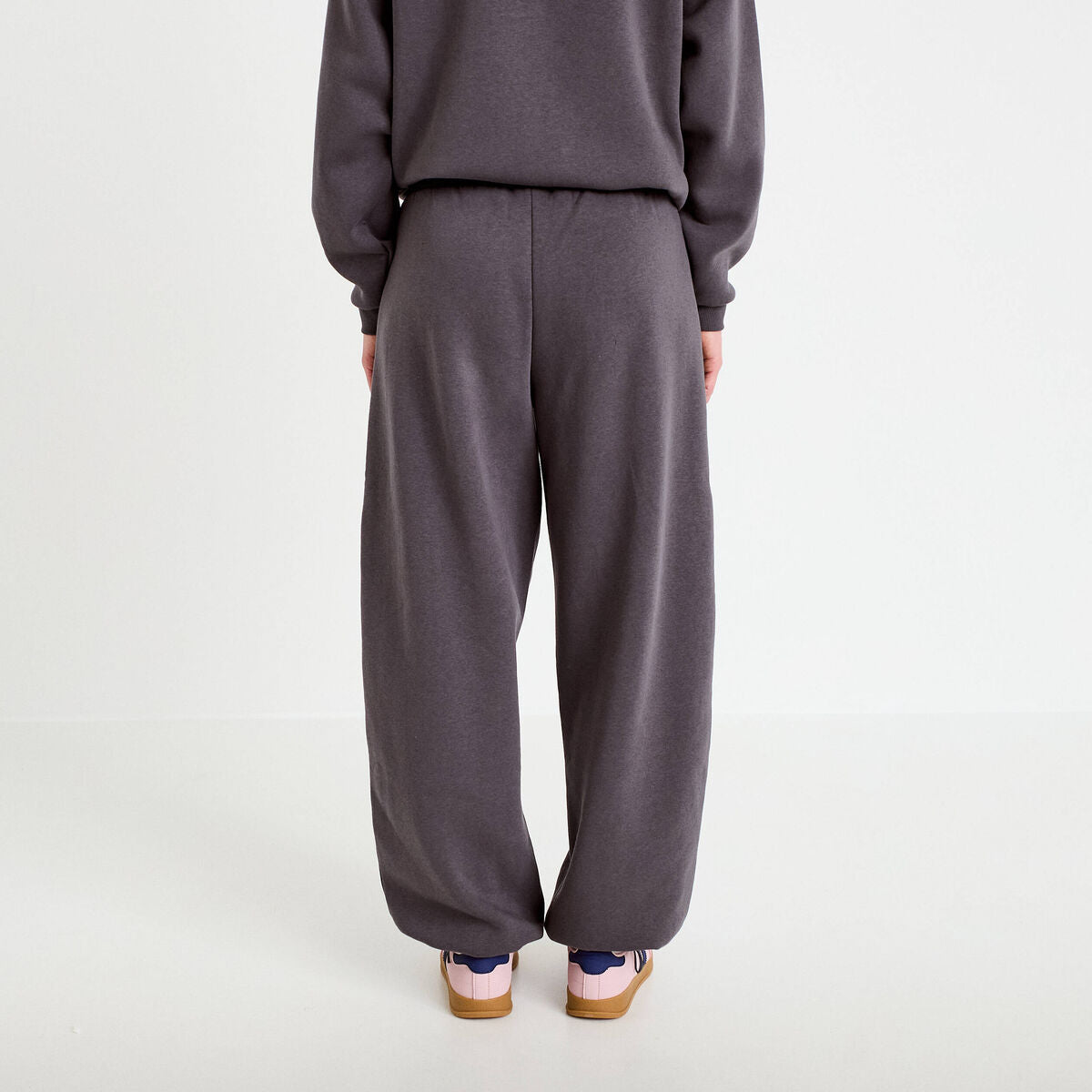 Jogging à détails cloutés taille basse gris foncé femme