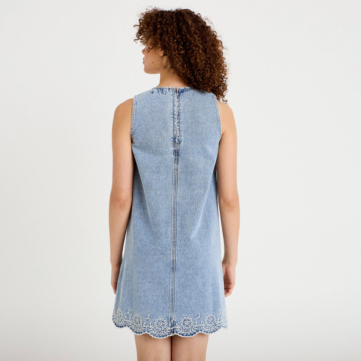 Robe courte évasée en jean sans manches denim bleach femme