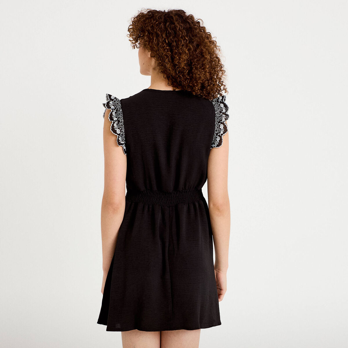 Robe courte évasée col v manches courtes noir femme