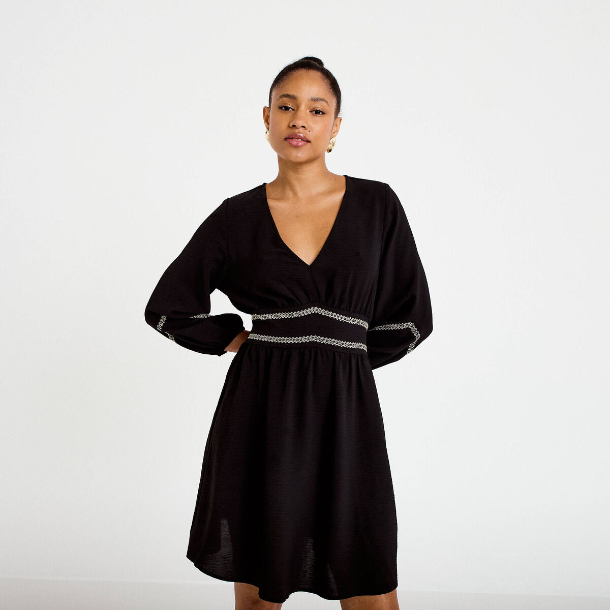 Robe courte évasée col v manches 3/4 noir femme
