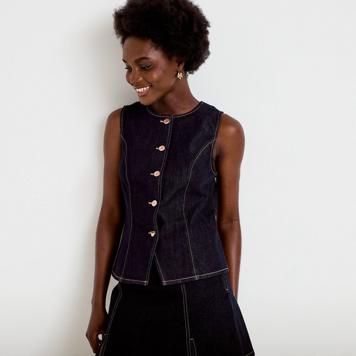 Gilet cintré sans manches en jean denim brut femme