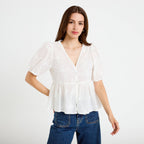 Blouse col v manches courtes brodée ecru femme