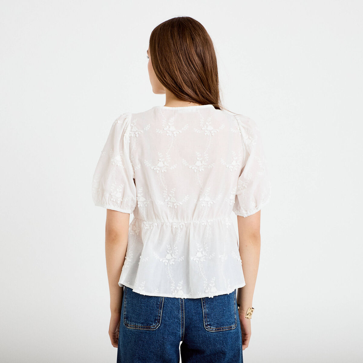 Blouse col v manches courtes brodée ecru femme