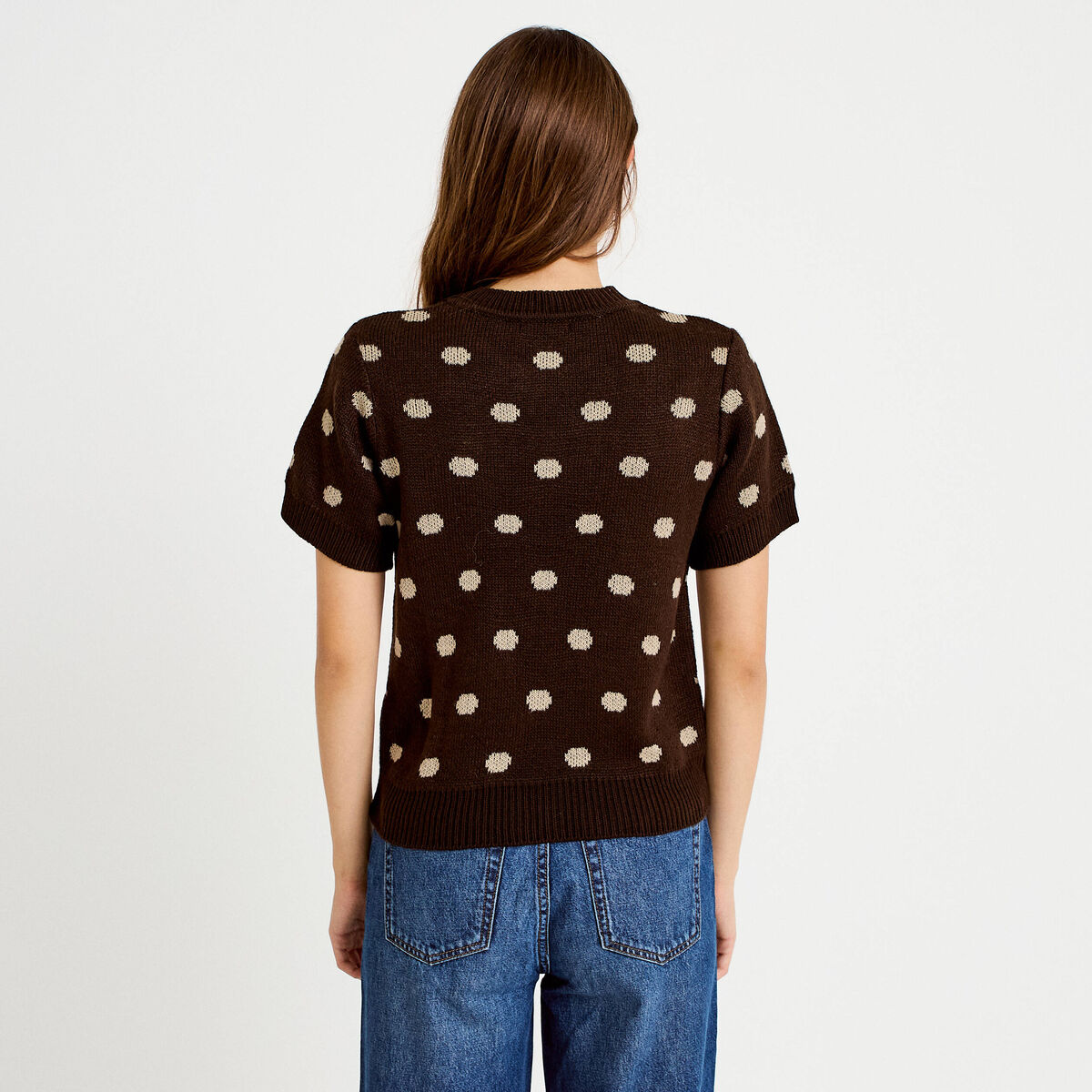 Pull cintré col rond manches courtes marron foncé femme