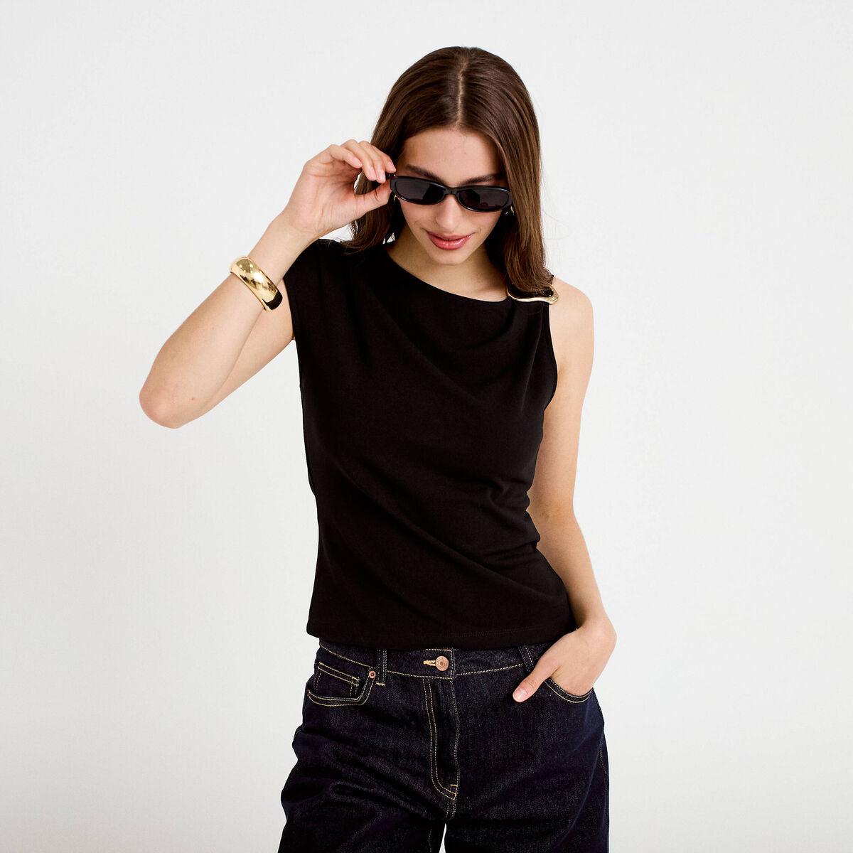 Top asymétrique détail bijou noir femme