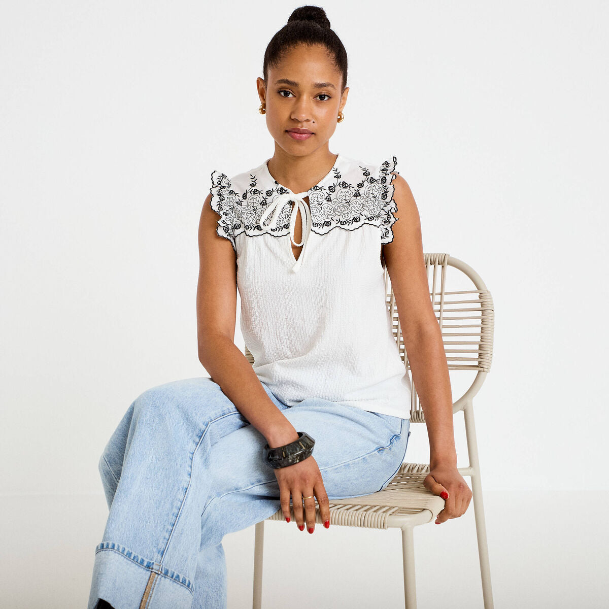 Blouse décolleté sans manches brodée noir femme