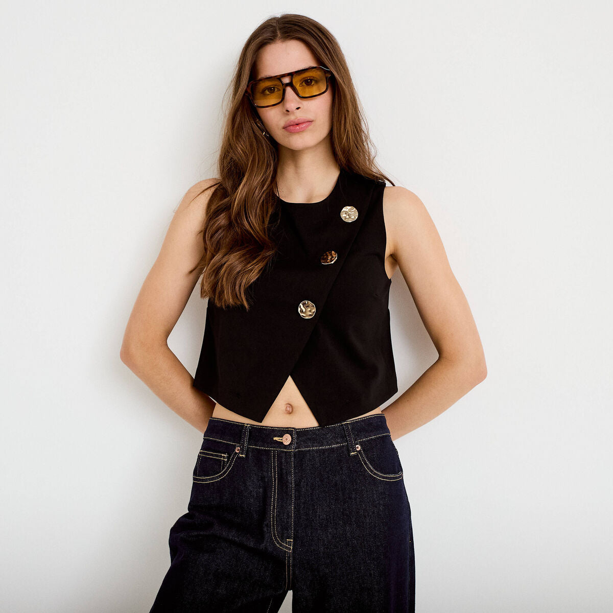 Top ajusté court sans manches col rond noir femme