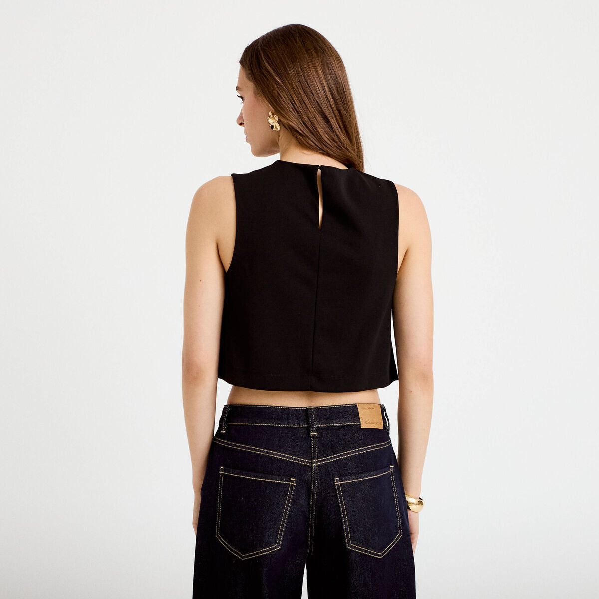 Top ajusté court sans manches col rond noir femme