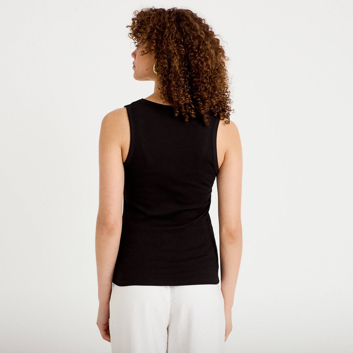 Débardeur côtelé ajusté décolleté noir femme