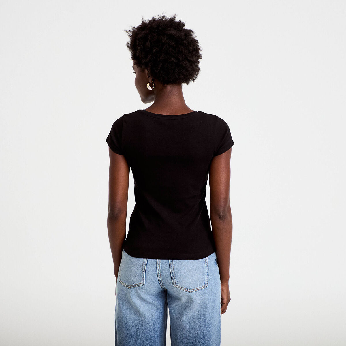 T-shirt ajusté col v manches courtes noir femme
