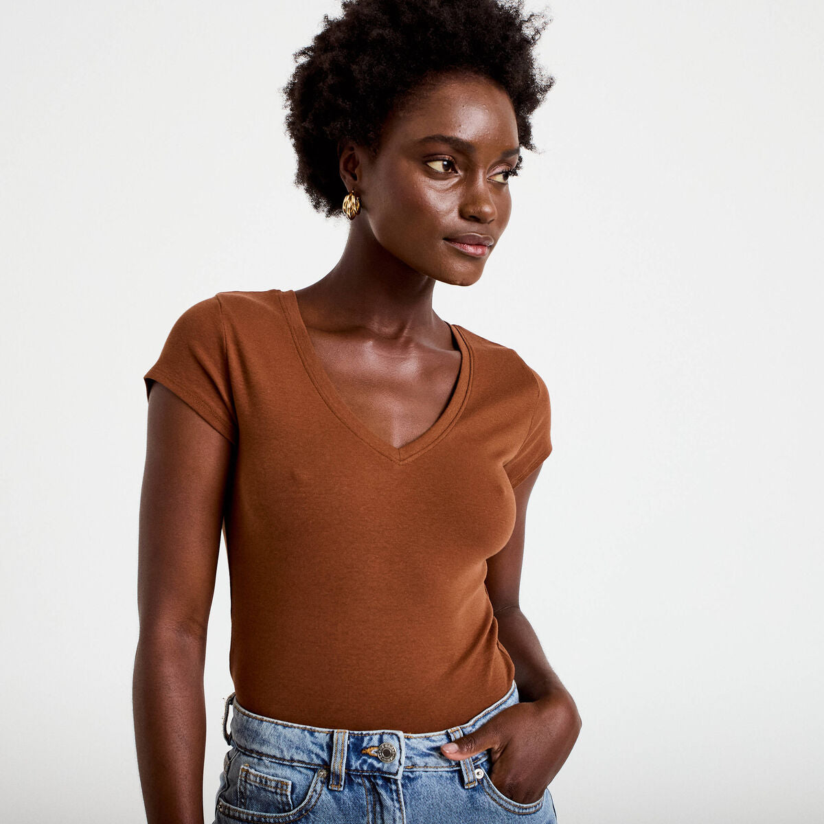 T-shirt ajusté col v manches courtes marron femme
